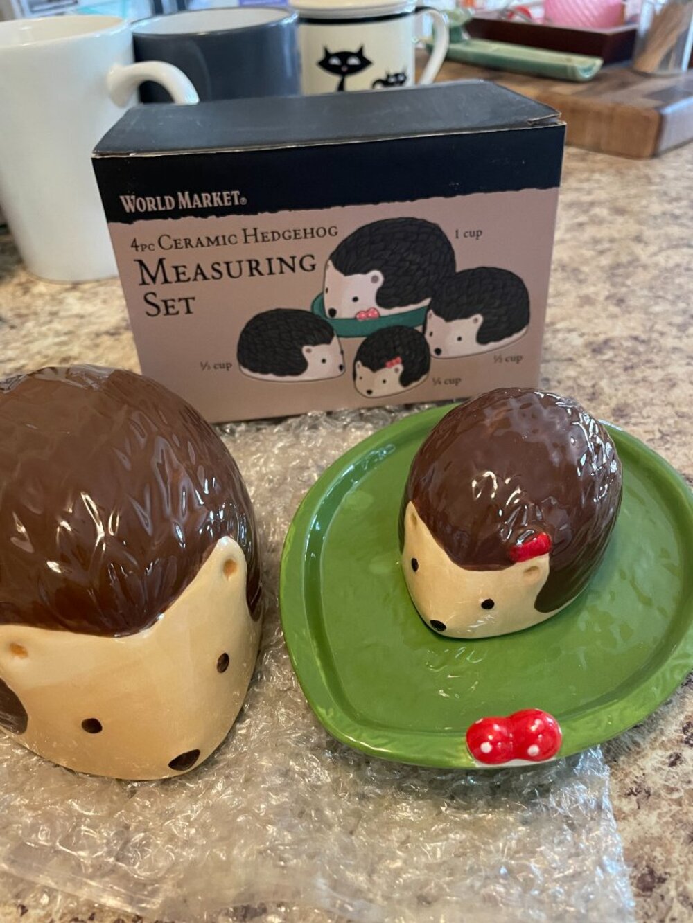 Extremely Rare Mint NIB World Market 4pc Ceramic Hedgehog Measuring Set / Bowls - Picture 2 of 11